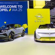 Sportività e "visioni": Opel guida nel futuro