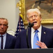 Trump: «Con il paracetamolo rischio autismo». Gli esperti: «Nessun legame dimostrato»