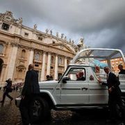 Il Papa: a ottobre pregheremo ogni giorno il Rosario per la pace
