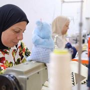 Cucire speranze in Tunisia: «Così noi artigiane possiamo ripartire»