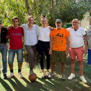 Clochard sul palco per recitare "il rigore più lungo del mondo"