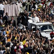 Il Papa: «Interi popoli in miseria, piagati da guerra e sfruttamento»