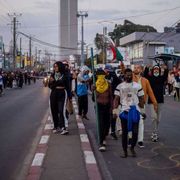 Quando la rabbia social diventa rete e fa tremare i governi del mondo