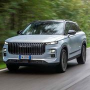 L'auto  cineseJaecoo 7 ripresa di fronte in movimento su strada