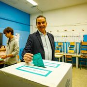 Nella foto l'immagine del presidente uscente della Calabria Occhiuto mentre inserisce la scheda elettorale nell'urna