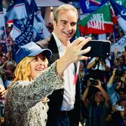 La premier Meloni scatta un selfie sul palco con il governatore Roberto Occhiuto nel giorno della chiusura della campagna elettorale