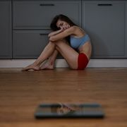 «Mia figlia rifiuta di venire a tavola». Quando e perché chiedere aiuto