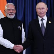 Il primo ministro indiano Narendra Modi (a sinistra) e il presidente russo Vladimir Putin si stringono la mano a margine del vertice dell'Organizzazione per la cooperazione di Shanghai in Cina