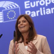Ilaria Salis durante un'intervista al Parlamento europeo