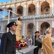 La Madonna pellegrina di Loreto in cammino verso la Città eterna