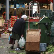 Un'anziana signora a Roma nel mercato rionale di Val Melaina