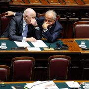 Nell'immagine il ministro Nordio, il ministro Piantedosi e il sottosegretario Mantovano seduti ai banchi del governo durante la votazione