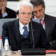 Nella foto una immagine del capo dello Stato italiano seduto al tavolo della conferenza