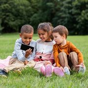 Sì al divieto di social ai ragazzi. Si faccia come col fumo