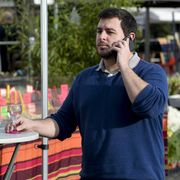 Un uomo risponde al telefono