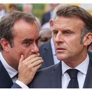 Lecornu sussurra all'orecchio di Macron, che lo ascolta con fronte corrugata