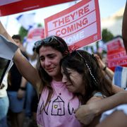 Tel Aviv, abbracci e lacrime per gli ostaggi: il racconto