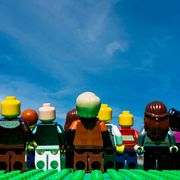 Nove omini Lego si muovono su un prato e guardano un cielo che diventa sempre più blu