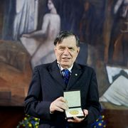 Nella foto un primo piano dello scienziato Giorgio Parisi mentre riceve il nobel per la fisica