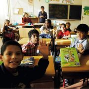 Bimbi di tutte le provenienze in una classe di una scuola elementare milanese