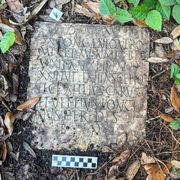 Ritrovata una lapide romana in un giardino a New Orleans (e racconta una storia d'amore)