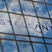 Stellantis investe 13 miliardi negli Usa. Ma in Italia la produzione crolla