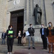 I parenti delle vittime fuori dalla Procura di Bergamo durante il Denuncia Day, il 10 giugno 2020