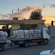Camion di aiuti umanitari al valico di Rafah