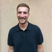 Marco Tavčar ha 28 anni e può dire di aver iniziato una seconda vita: nell’estate 2024 durante una partita di calcio il suo cuore si è fermato ma poi ha ripreso a battere grazie ai soccorsi tempestivi