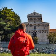 Due camminatori, zaino in spalla, si dirigono verso il Monastero di San Pietro di Sorres a Borutta