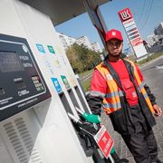 Se il prezzo della benzina può azzoppare lo zar più della guerra