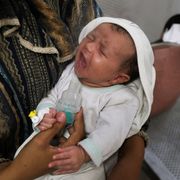 A Gaza 5 lettere sul braccio dicono se un bimbo ha perso tutto