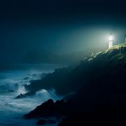 L'immagine rappresenta un faro in mezzo al mare