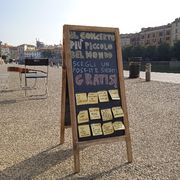 Il concerto piccolo e intimo del cantautore sui Navigli