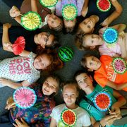 Oggi secondo i dati più recenti del ministero del Lavoro e della Giustizia oltre 30mila minori vivono fuori dalla propria famiglia d’origine, ma solo 15mila sono affidati a famiglie