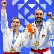 Pietro (a sinistra) e Giovanni Napoli ai recenti World Games di Chengdu in Cina, con la medaglia d’oro vinta nella gara di para ju-jitsu. I due fratelli sono inseparabili