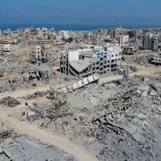 L'immagine mostra Gaza City in macerie