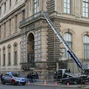 Il montacarichi con cui i ladri sono entrati nel museo del Louvre