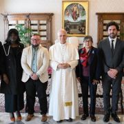 La foto del Papa con il gruppo di vittime di abusi e di attivisti