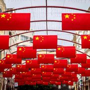 Bandiere cinesi in occasione dell'apertura dei lavori della IV sessione plenaria del XX comitato centrale del Partito comunista cinese a Pechino