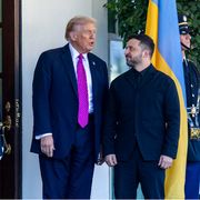 Trump accanto a Zelensky