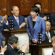 Sanae Takaichi, presidente del Partito Liberal Democratico al governo, riceve gli applausi dopo essere stata eletta prima donna primo ministro del Giappone