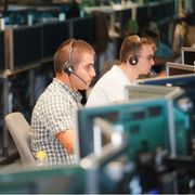 Giovani al lavoro in un'impresa digitale