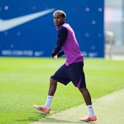 L'immagine rappresenta il calciatore Lamine Yamal sul campo durante un allenamento