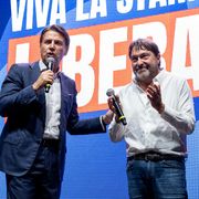 Giuseppe Conte e Sigfrido Ranucci sul palco della manifestazione di Roma