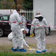 Gli agenti della Scientifica della Polizia locale di Milano durante i rilievi in via Grassini, nel quartiere Bruzzano, sul luogo dell'aggressione