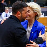 Sanzioni alla Russia, come funziona la tenaglia Usa-Ue