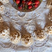 La cena delle anime nel borgo fantasma. Così rivive Rebeccu