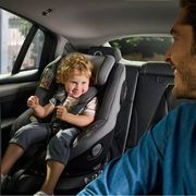 Bambini in auto: la metà degli adulti li fa viaggiare pericolosamente