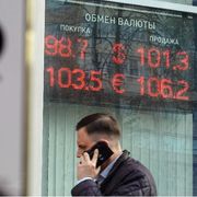 A Mosca, in fila allo sportello della Sberbank. «Vuole criptovalute?»